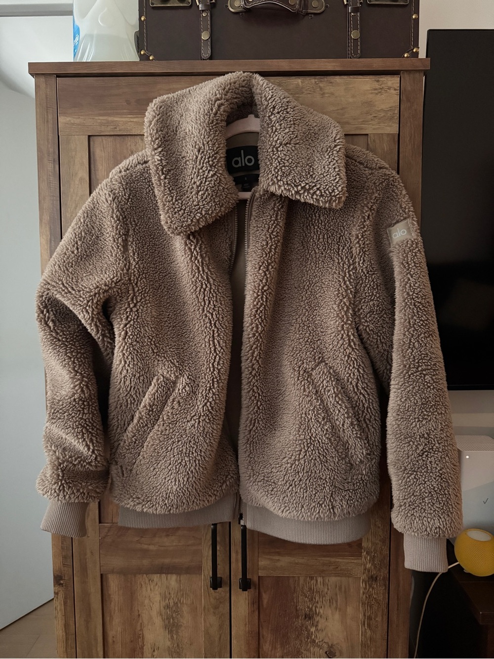 Alo Cozy downtown Sherpa Jacket in light cocoa
